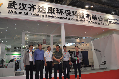 齊達(dá)康壓縮機(jī)展會現(xiàn)場與客戶親切合影