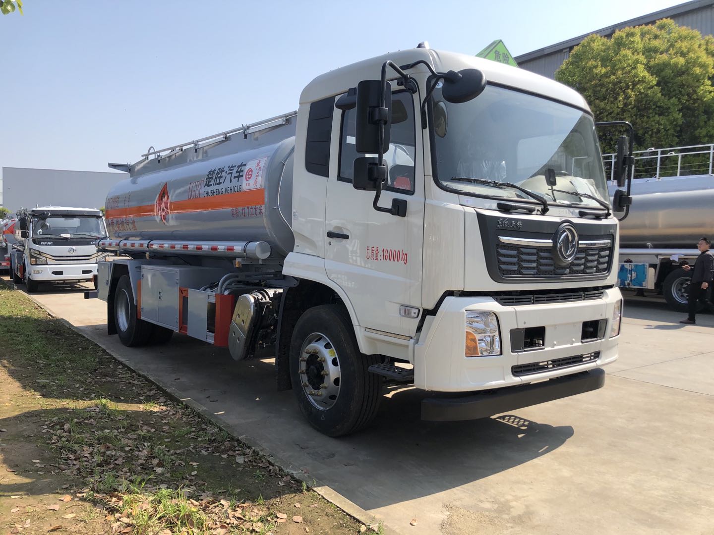 楚勝?lài)?guó)六東風(fēng)天錦12.7方油罐車(chē)