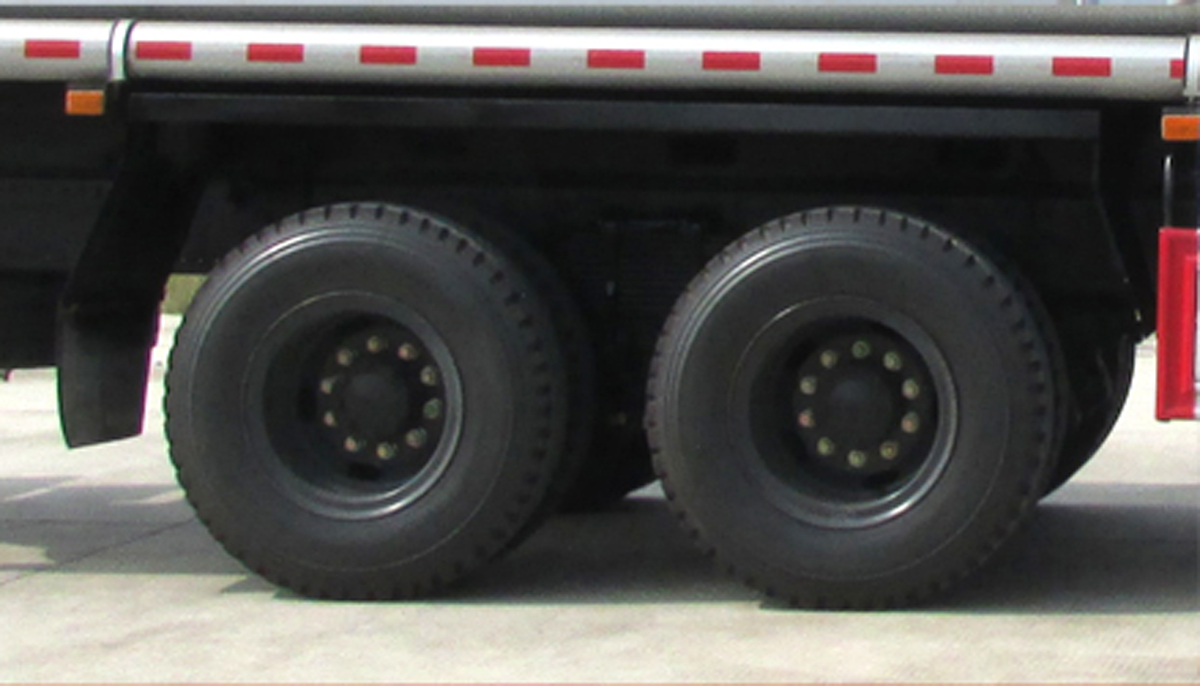 楚勝牌CSC5266GYYZK6型運(yùn)油車(chē)