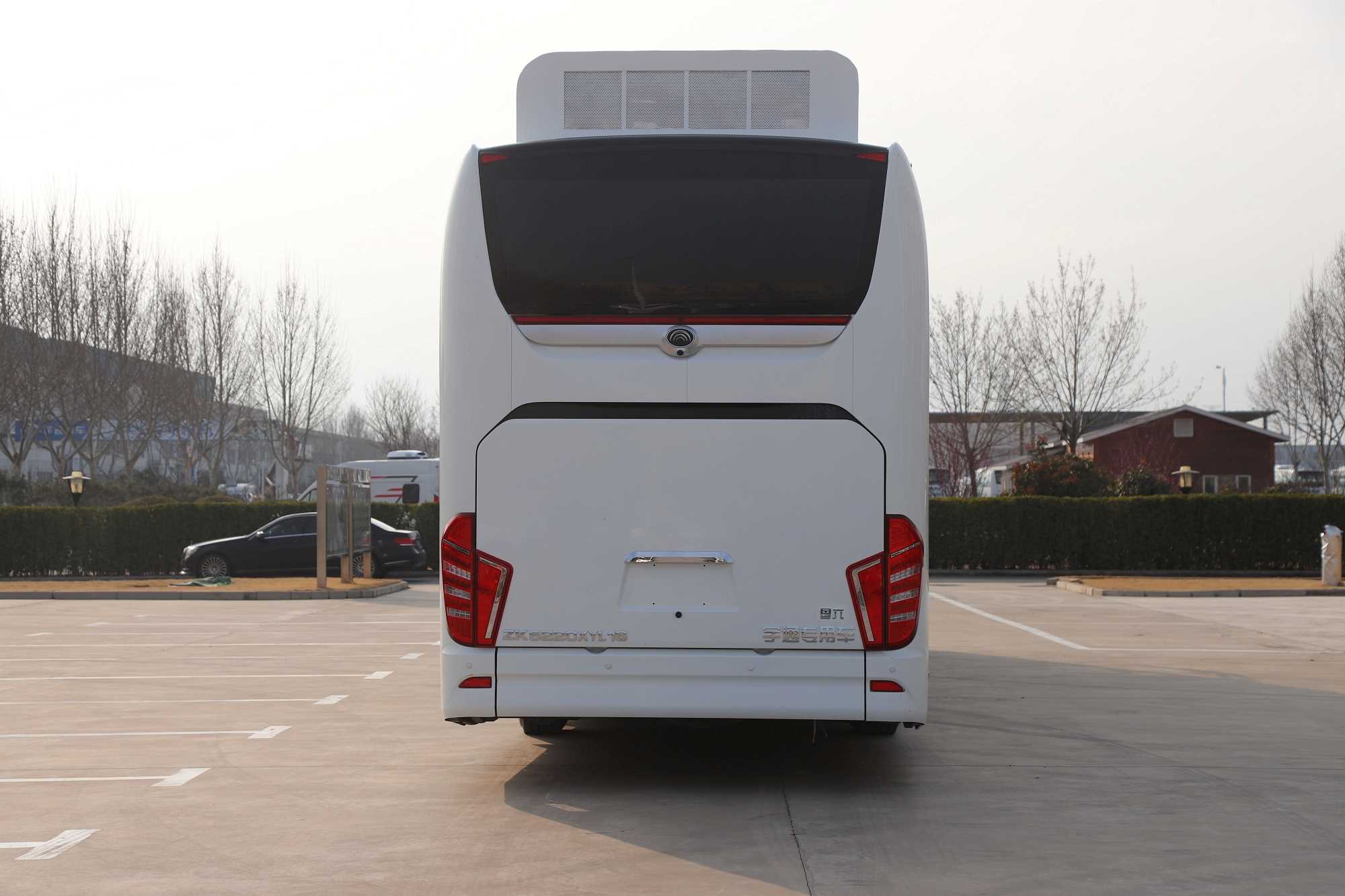 宇通牌大巴移動(dòng)實(shí)驗(yàn)室檢測(cè)醫(yī)療車