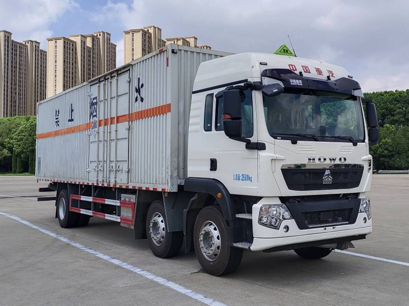 楚勝牌CSC5267XZWZ6型雜項(xiàng)危險物品廂式運(yùn)輸車