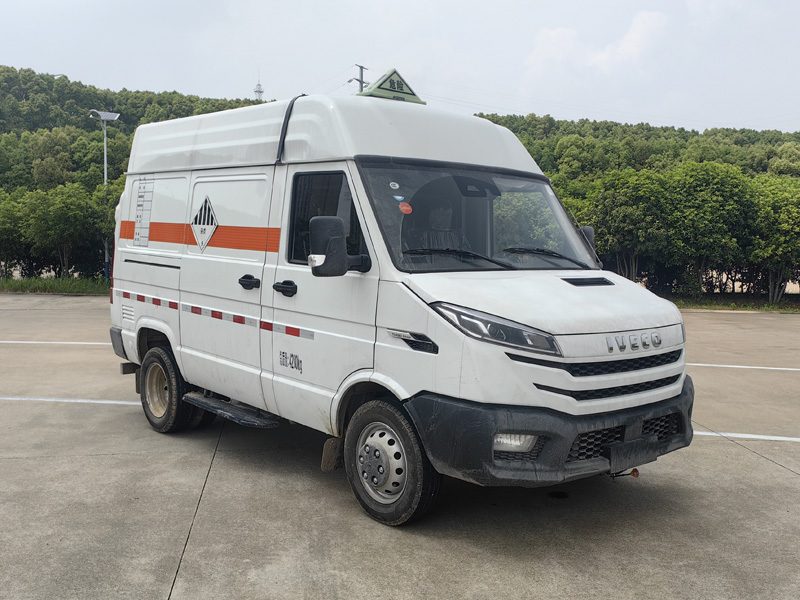 楚勝牌CSC5046XZWNJ6型雜項(xiàng)危險物品廂式運(yùn)輸車